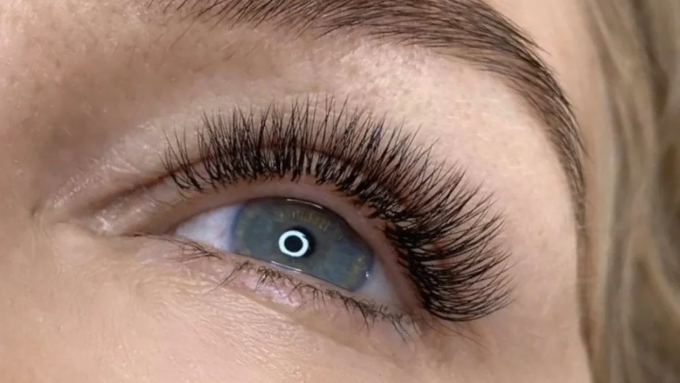 The Lowdown on Russian Eyelash Extensions: Understanding the New Trend 2024